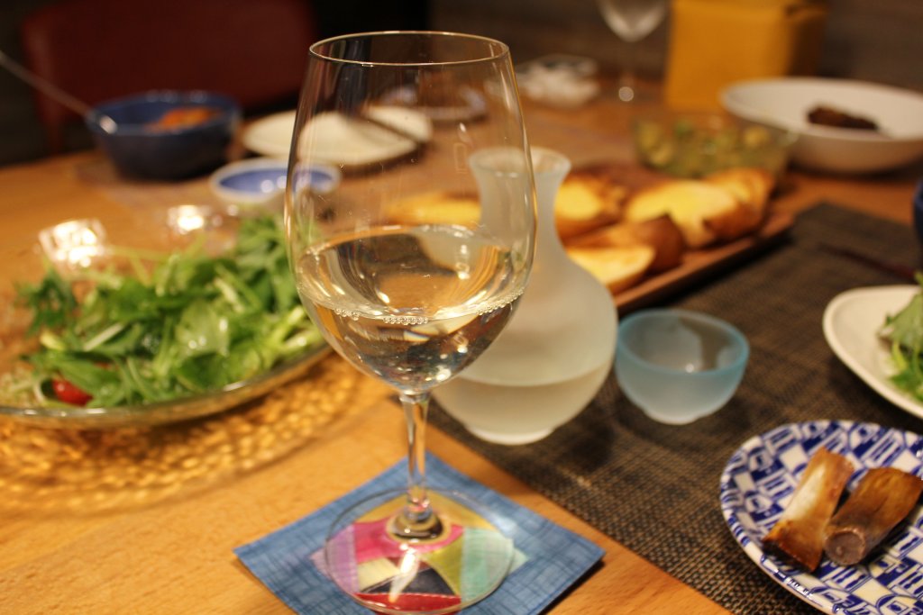 日本酒とワイングラス