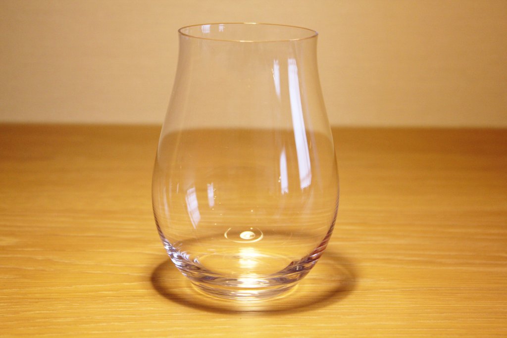 チューリップ型のグラス
